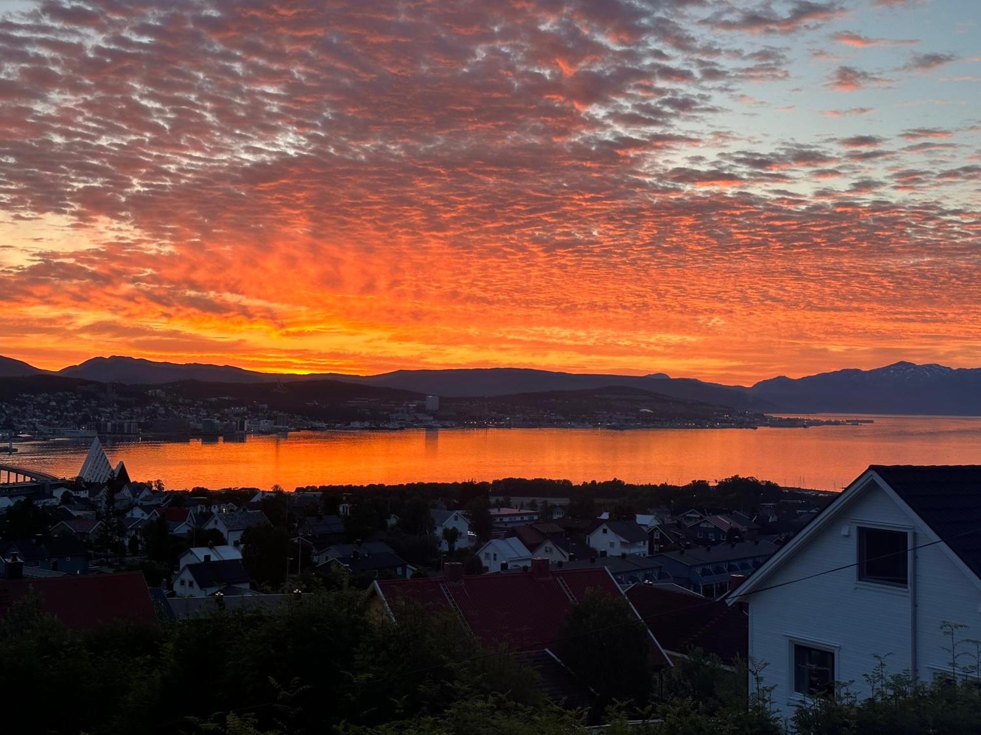 Aurora Apartment Very Close To Cable Car And Sherpatrappa Tromso Exterior photo